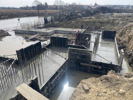 Масштабна заливка фундаменту з опалубкою на великому об'єкті