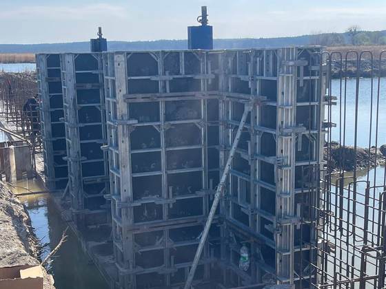 Опалубка колон на складному об'єкті крупним планом