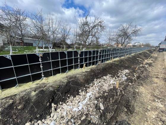 Опалубка встановлена в траншеї під стрічковий фундамент